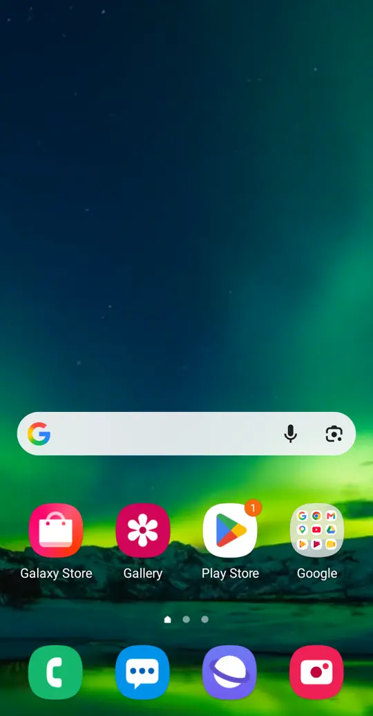 LivePaper’s Aurora Borealis wallpaper behind the icons of an Android home screen